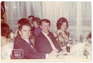 1977/8. Bal karnawałowy dla pracowników roszarni,restauracja parkowa, od lewej Helmut Stojke, Aleksander Kałużka, Janina Kałużka